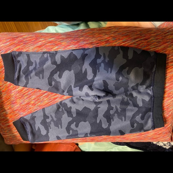 Toddler boy DKNY joggers and hoodie matching set - Picture 5 of 6